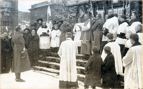 Zdjęcie czarno białe. Generał stoi do przysięgi przed zgromadzonymi katolickimi duchownymi. - grafika artykułu