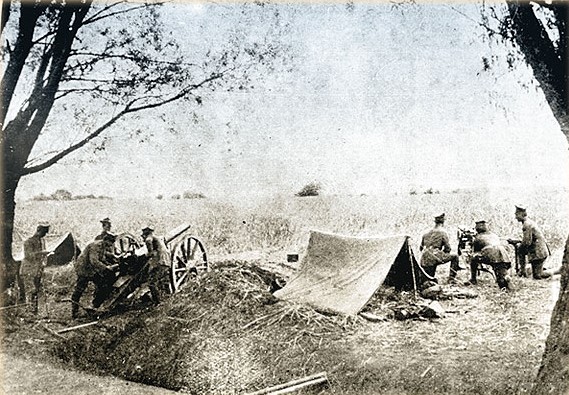 Zołnierze obok namiotu, armaty i karabinu maszynowego. - grafika artykułu